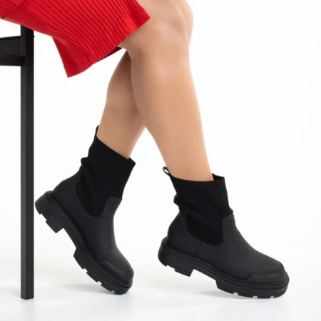 Chiara ökológiai bőrből és  textil anyagból készült fekete női bokacsizma