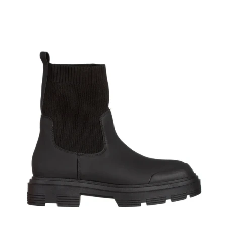 Chiara ökológiai bőrből és  textil anyagból készült fekete női bokacsizma