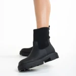 Chiara ökológiai bőrből és  textil anyagból készült fekete női bokacsizma
