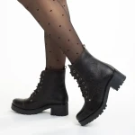 Sötétbarna női csizma természetes bőrből Omelia