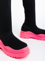 Lesya fekete és fukszia női csizma textil anyagból