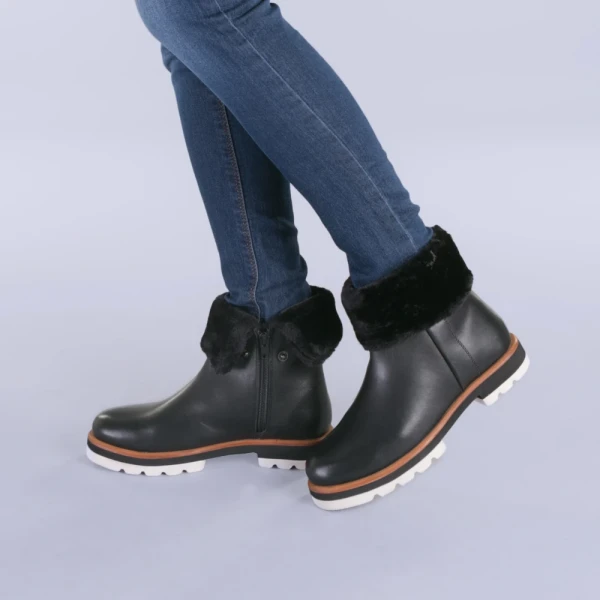 Opera fekete bőrcsizma