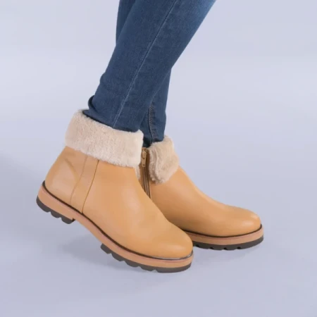 Opera sárga bőrcsizma