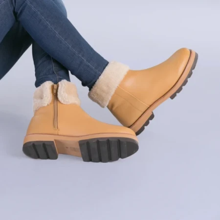 Opera sárga bőrcsizma