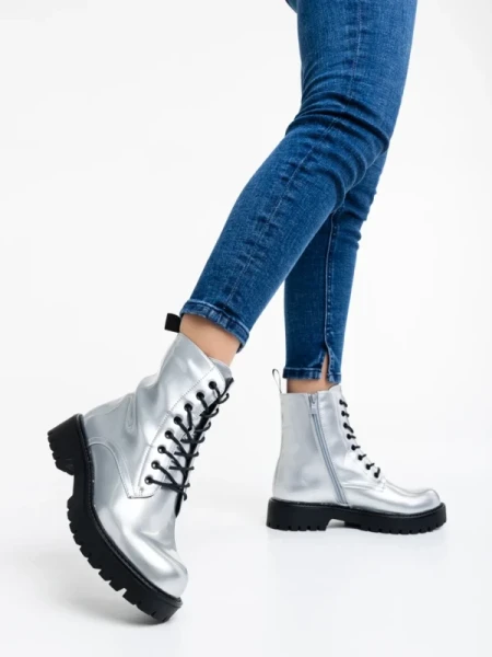 Mahina ezüstszínű női bakancs lakkozott ökológiai bőrből