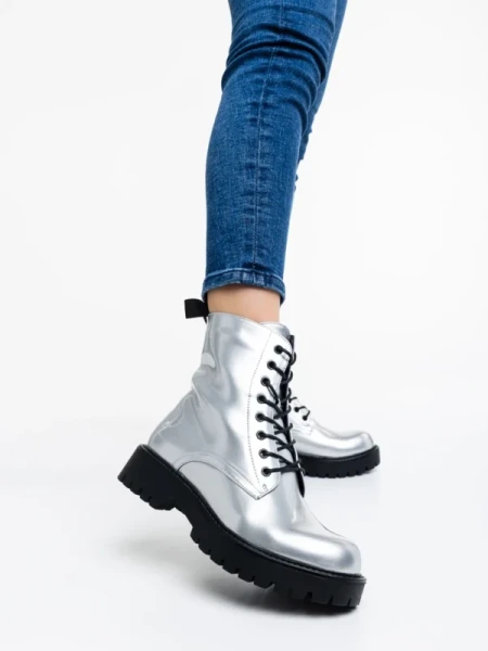 Mahina ezüstszínű női bakancs lakkozott ökológiai bőrből