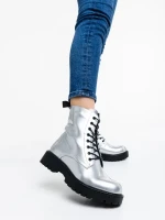 Mahina ezüstszínű női bakancs lakkozott ökológiai bőrből