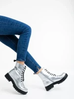 Mahina ezüstszínű női bakancs lakkozott ökológiai bőrből