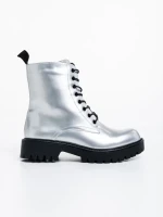 Mahina ezüstszínű női bakancs lakkozott ökológiai bőrből