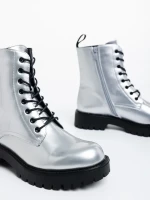 Mahina ezüstszínű női bakancs lakkozott ökológiai bőrből