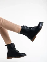 Tierra fekete női bakancs lakkozott ökológiai bőrből