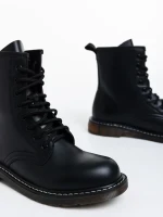 Tierra fekete női bakancs lakkozott ökológiai bőrből