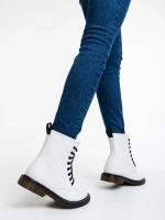 Tierra fehér női bakancs lakkozott ökológiai bőrből