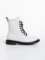 Tierra fehér női bakancs lakkozott ökológiai bőrből