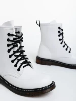 Tierra fehér női bakancs lakkozott ökológiai bőrből