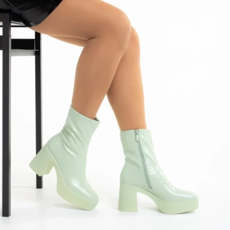 Libbie zöld lakkozott női csizma, műbőrből készült
