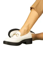 Surta női fehér mokaszin műbőrből