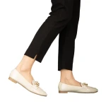 Neka bézs színű műbőr női mokaszin