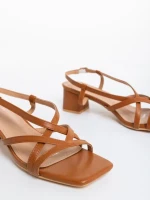 Maisie camel női szandál sarokkal, műbőrből készült