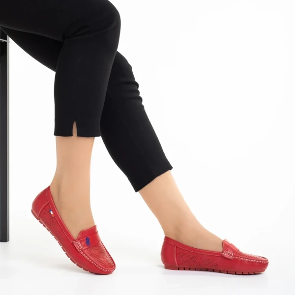 Lakaya piros női mokaszin, műbőrből készült