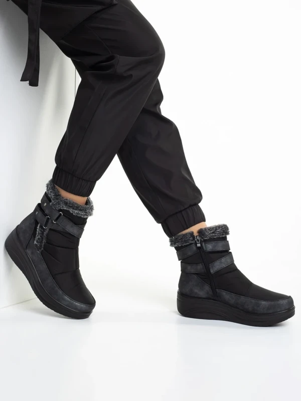 Katara fekete női bokacsizma, textil anyagból készült