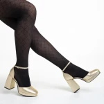 Oneka arany női cipő sarokkal, műbőrből készült