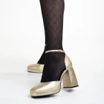 Oneka arany női cipő sarokkal, műbőrből készült