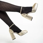 Oneka arany női cipő sarokkal, műbőrből készült