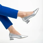 Ziva ezüst női cipő sarokkal, textil anyagból készült