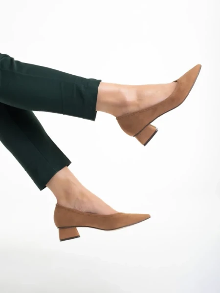 Ziva bézs női cipő sarokkal, textil anyagból készült