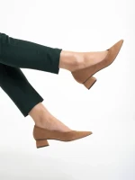 Ziva bézs női cipő sarokkal, textil anyagból készült