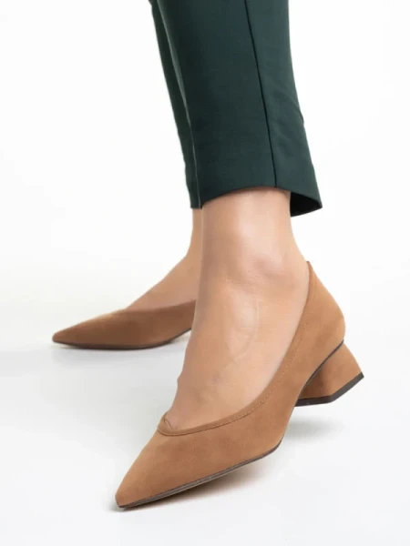 Ziva bézs női cipő sarokkal, textil anyagból készült