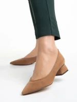 Ziva bézs női cipő sarokkal, textil anyagból készült