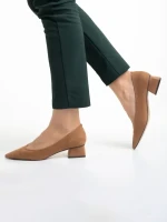 Ziva bézs női cipő sarokkal, textil anyagból készült