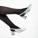 Zelda ezüst női cipő sarokkal, műbőrből készült