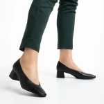 Veda fekete női cipő sarokkal, műbőrből készült