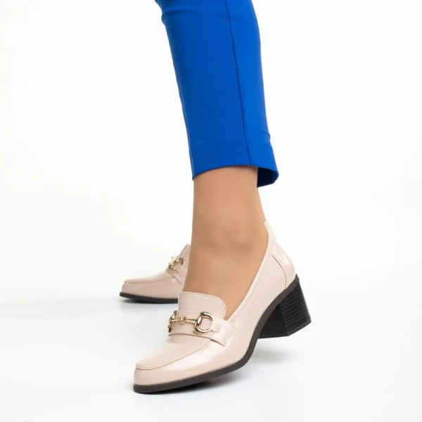 Ilonka bézs női cipő sarokkal, lakkozott műbőrből készült