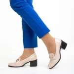 Ilonka bézs női cipő sarokkal, lakkozott műbőrből készült