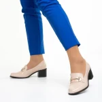 Ilonka bézs női cipő sarokkal, lakkozott műbőrből készült