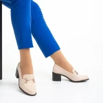 Ilonka bézs női cipő sarokkal, lakkozott műbőrből készült