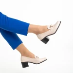 Ilonka bézs női cipő sarokkal, lakkozott műbőrből készült