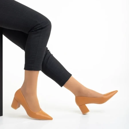 Amarilis camel női cipő sarokkal, műbőrből készült