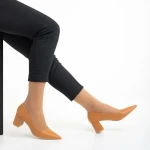 Amarilis camel női cipő sarokkal, műbőrből készült