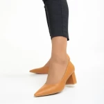 Amarilis camel női cipő sarokkal, műbőrből készült