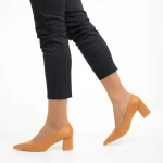 Amarilis camel női cipő sarokkal, műbőrből készült