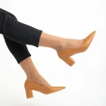 Amarilis camel női cipő sarokkal, műbőrből készült