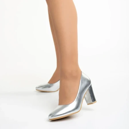 Crenta ezüst női cipő sarokkal, műbőrből készült