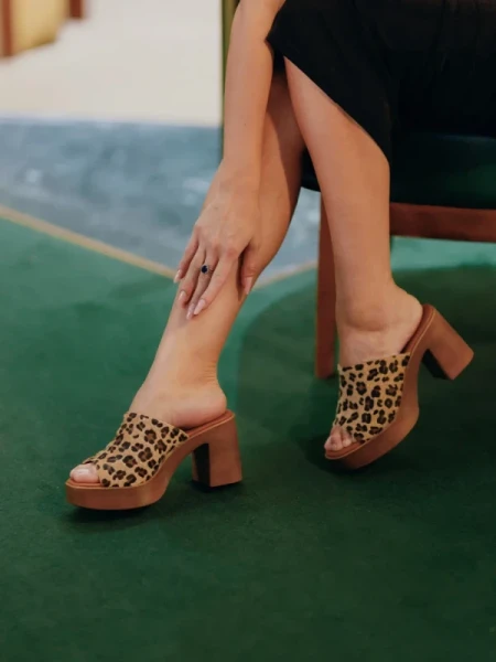 Girlhood leopárd női papucs, Anisa fordított bőrből készült