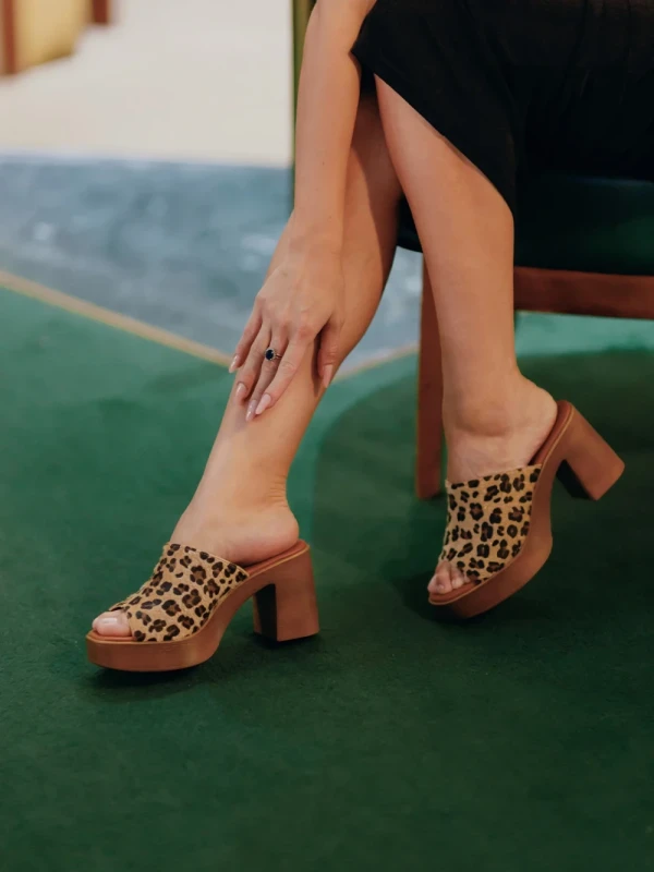 Girlhood leopárd női papucs, Anisa fordított bőrből készült