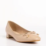 Braidy bézs női cipő, lakkozott műbőrből készült